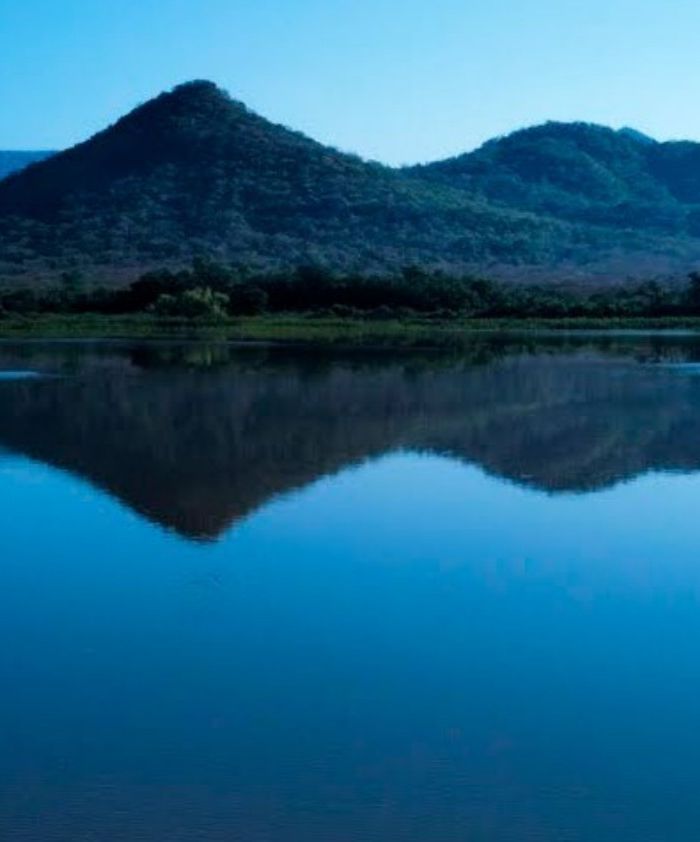 Cerro reflejado en el lago