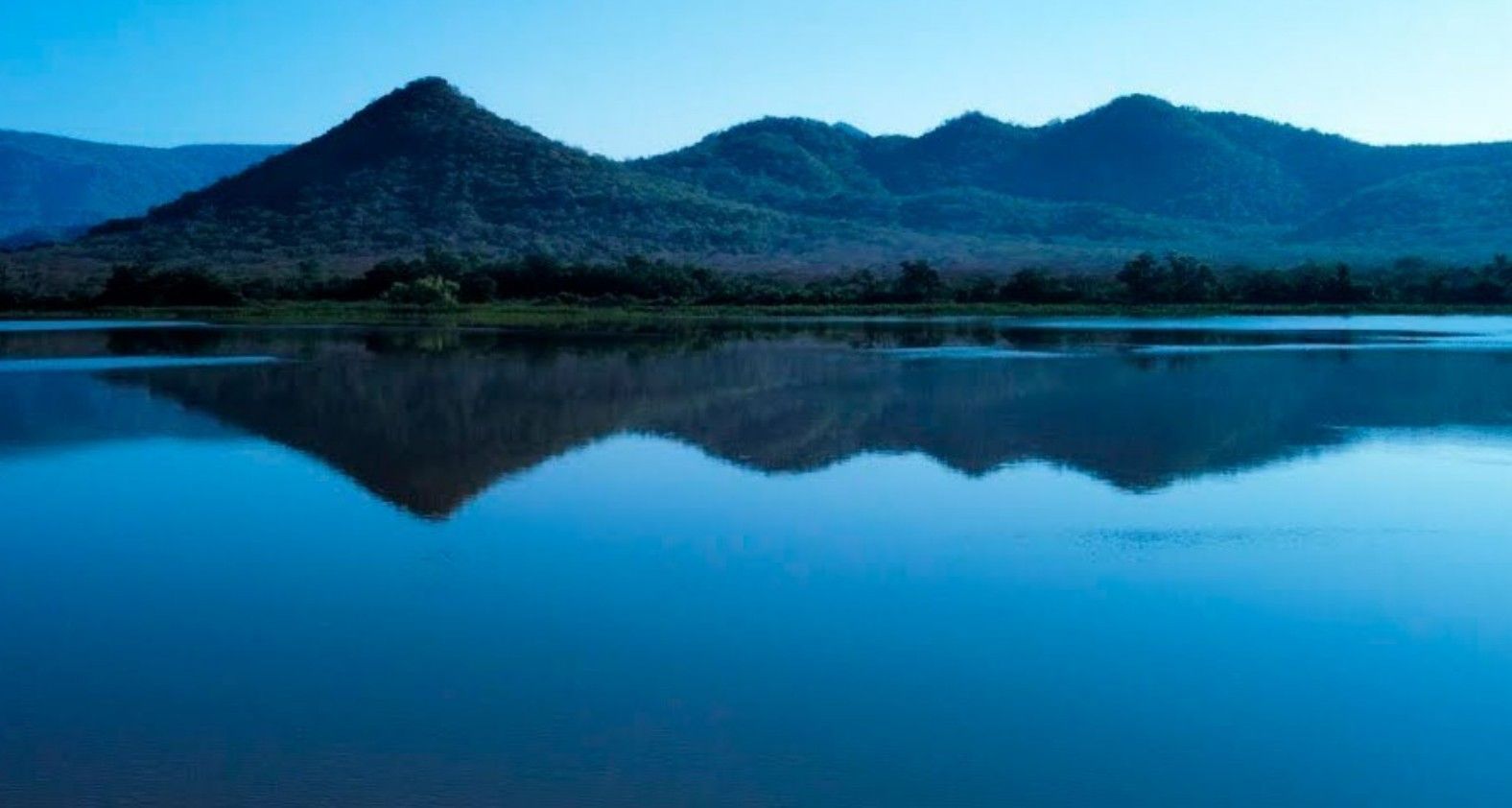 Lago Mariquitas con la sierra al fondo