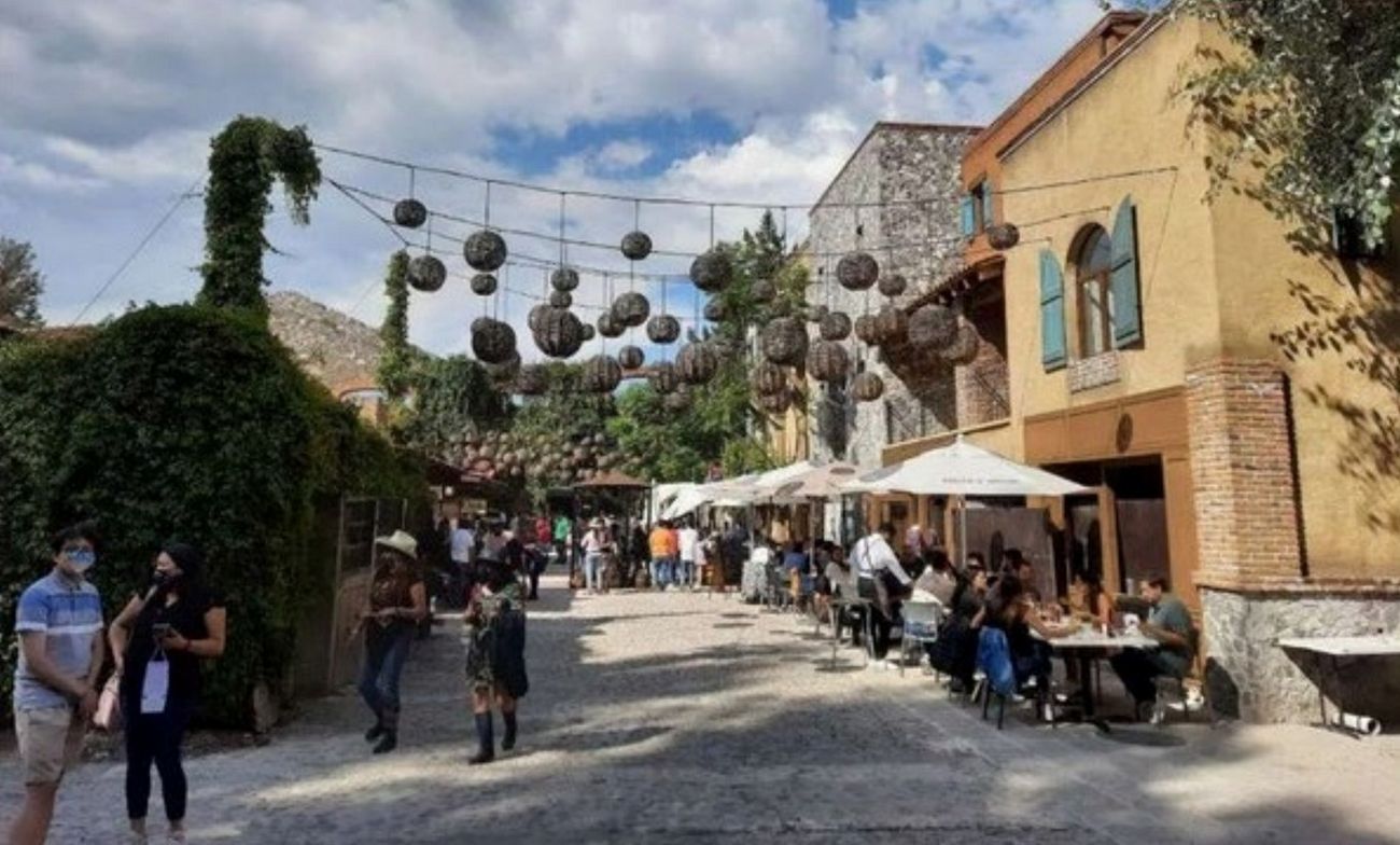 Calle empedrada con terrazas, imagen de referencia