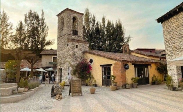 Plaza con torre de piedra, imagen de referencia